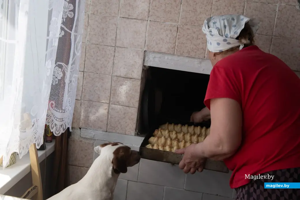 19 апреля 2025 года, Бобруйский район, деревня Брожа..Великая деревенская суббота. Алла Николаевна готовит пасхальные куличи по старому рецепту, который передала ей