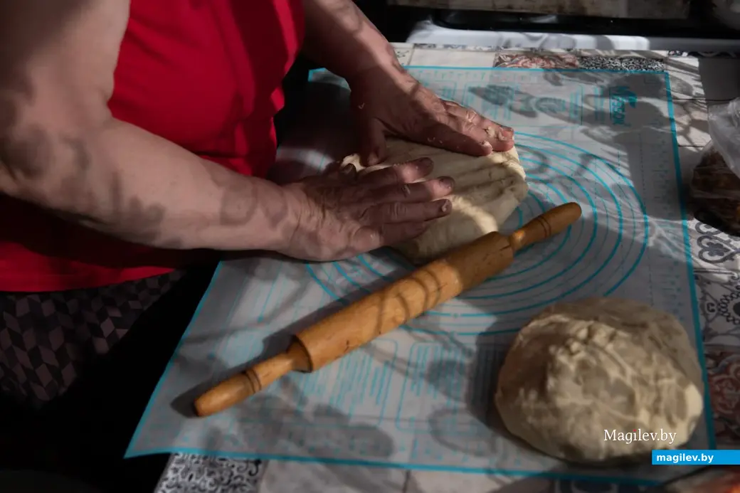 19 апреля 2025 года, Бобруйский район, деревня Брожа..Великая деревенская суббота. Алла Николаевна готовит пасхальные куличи по старому рецепту, который передала ей