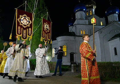 Крестный ход перед Пасхальной заутреней