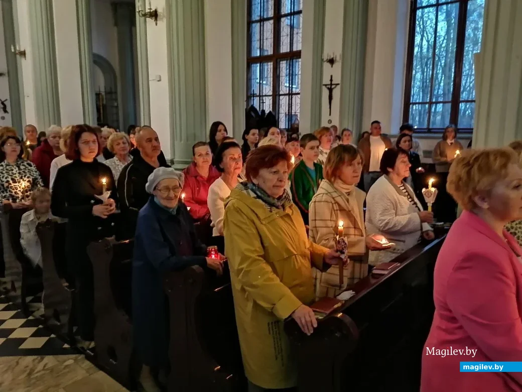 Вялікдзень у бабруйскім касцёле:  Пасхальная вігілія 19 красавіка 2025 г.. 