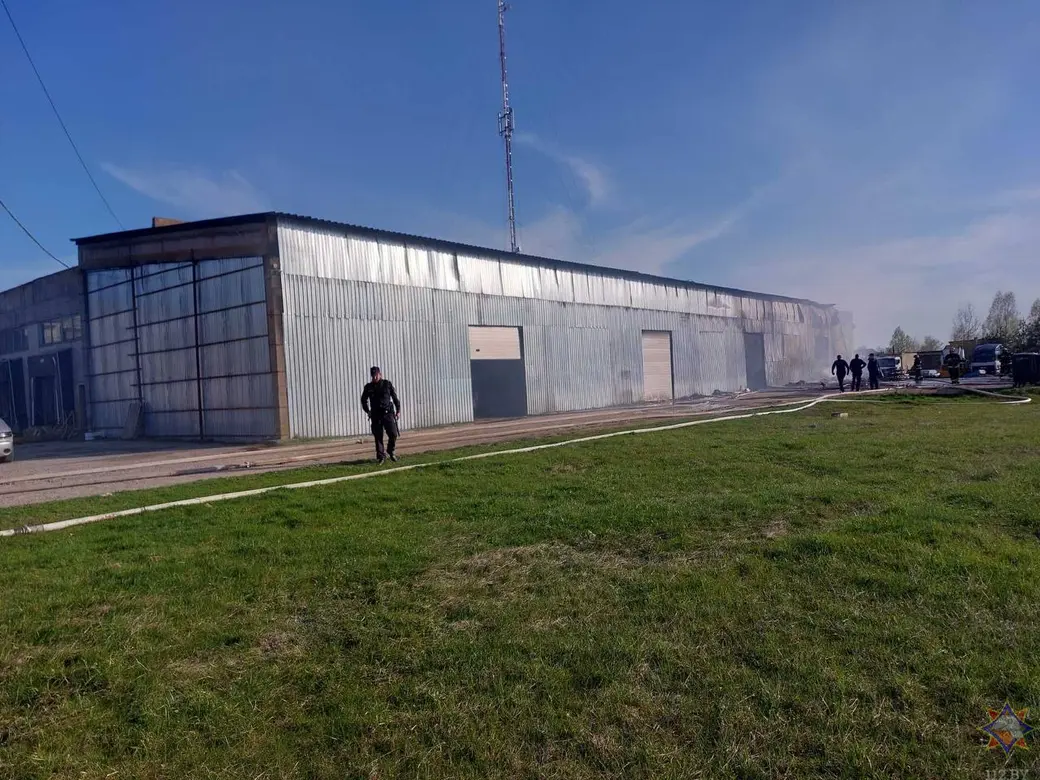 19 апреля 2025 года. Пожар на складе на территории ООО «АРНИКА-Агро» в Могилеве на улице Академика Павлова. Фото: МЧС.