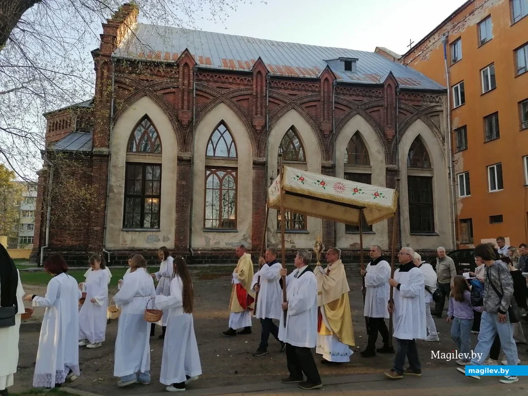 Вялікдзень у бабруйскім касцёле:  Рэзурэкцыйная святая Імша, 20 красавіка 2025 г.. 