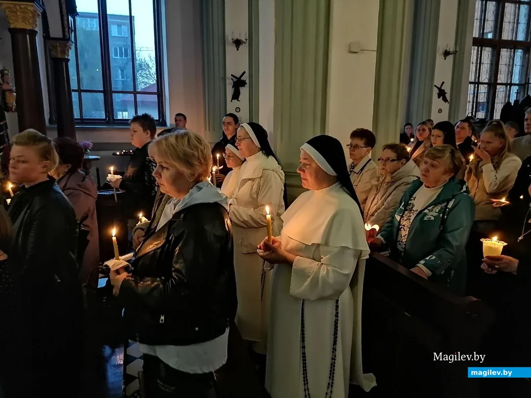 Вялікдзень у бабруйскім касцёле: Пасхальная Вігілія 19 красавіка 2025 г... 