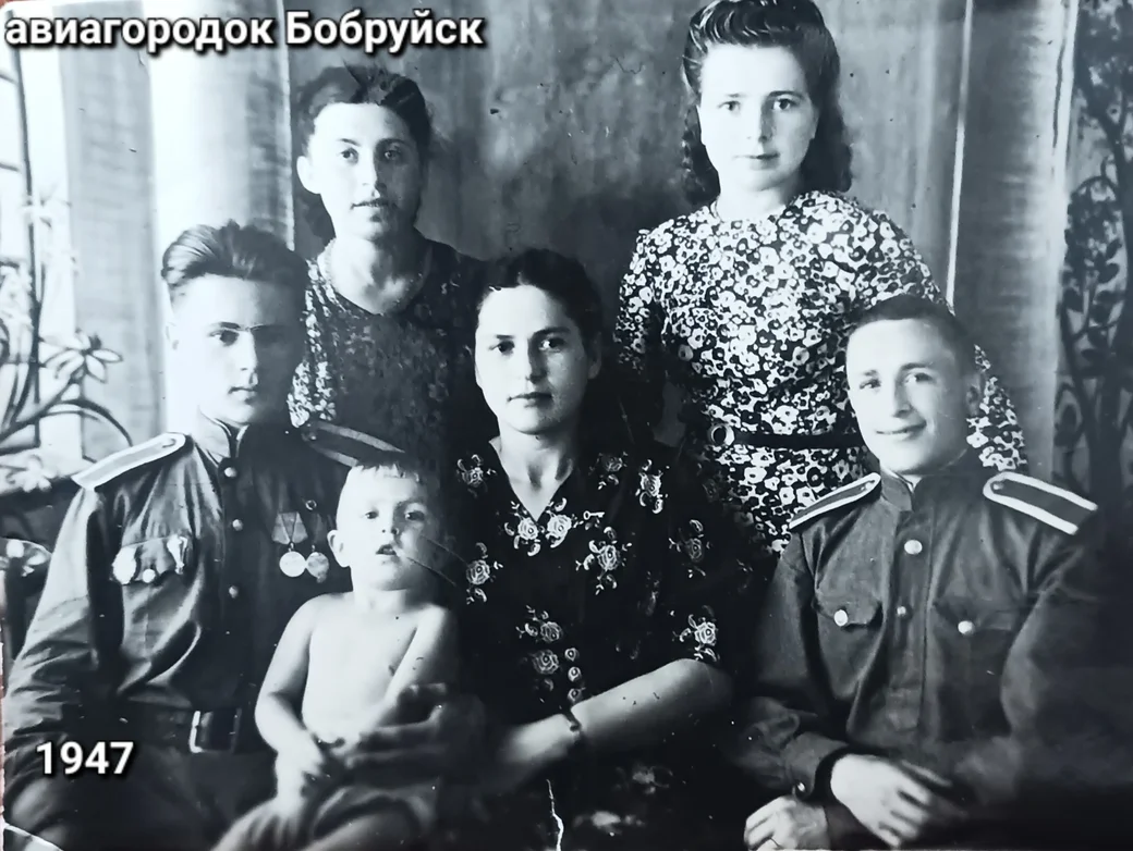  Фото 1947 года из архива Олега Хохлова. Он с мамой – в первом ряду. 
