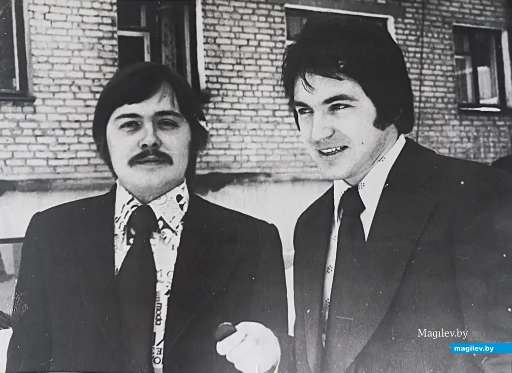 11 февраля 1978 года, Могилев. Вася Мак Овчинников (слева) и Серега Лосихин на свадьбе вашего покорного слуги. Через пару часов мы все будем в ресторане «Днепр».