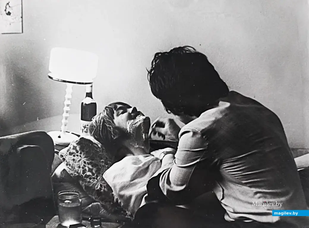 1977 год, Могилев. Сережа Лосихин выполняет не совсем привычную для себя миссию брадобрея. Вася Мак совсем не против.