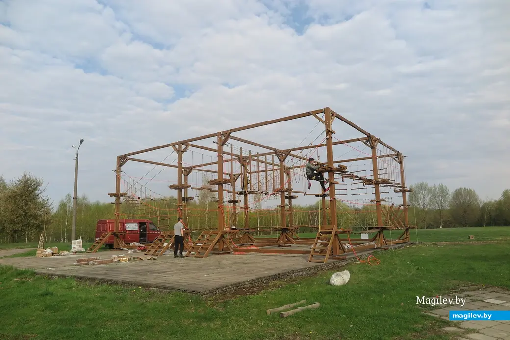 22.04.2025 г. Могилев, Пушкинский проспект. В Парке аттракционов вскоре появится «Веревочный городок».