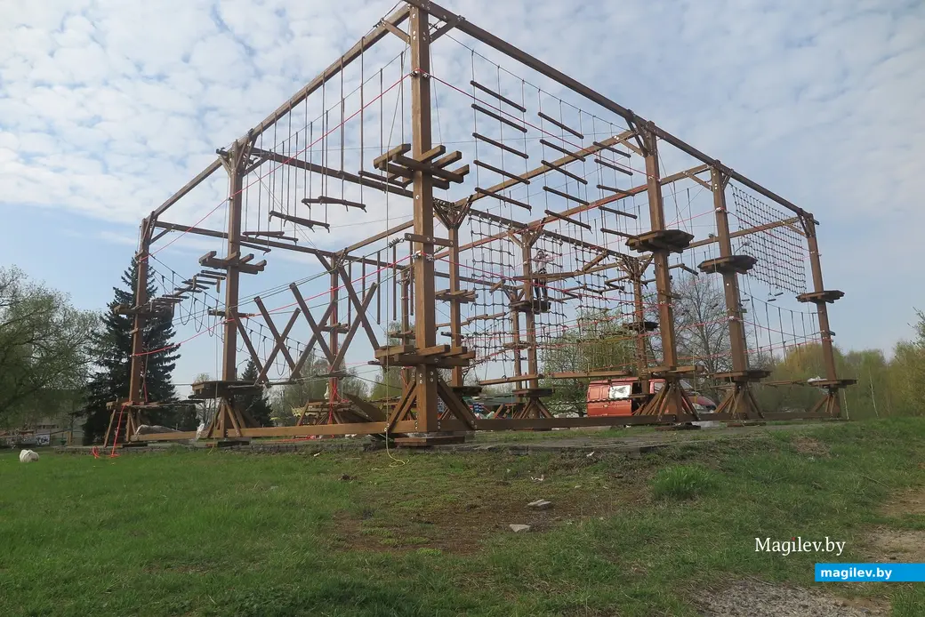 22.04.2025 г. Могилев, Пушкинский проспект. В Парке аттракционов вскоре появится «Веревочный городок».