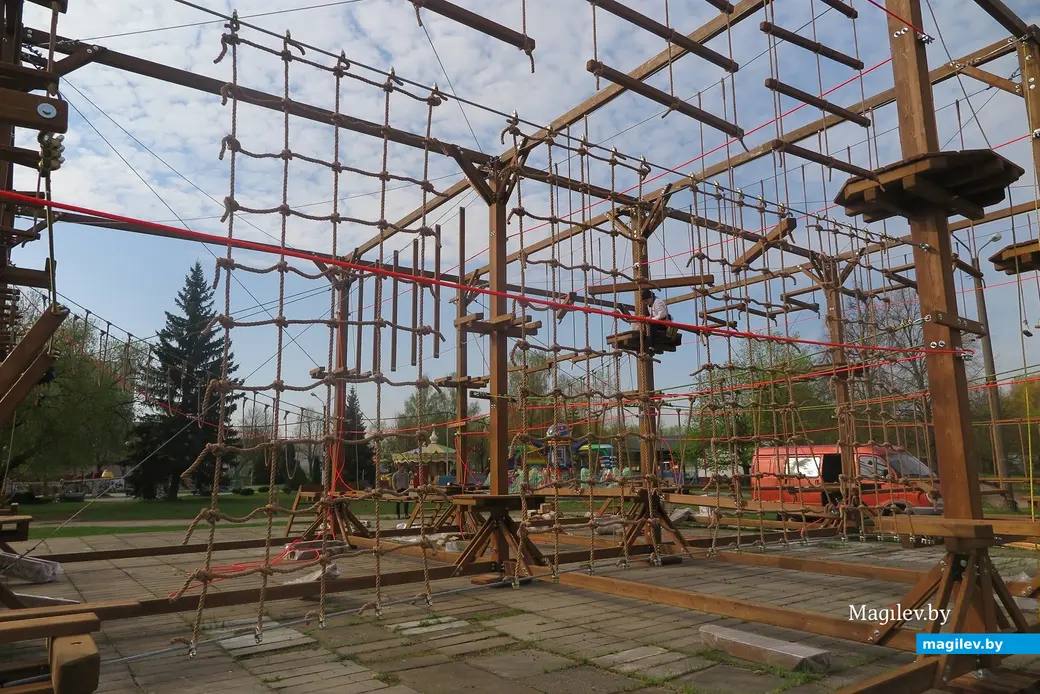22.04.2025 г. Могилев, Пушкинский проспект. В Парке аттракционов вскоре появится «Веревочный городок».