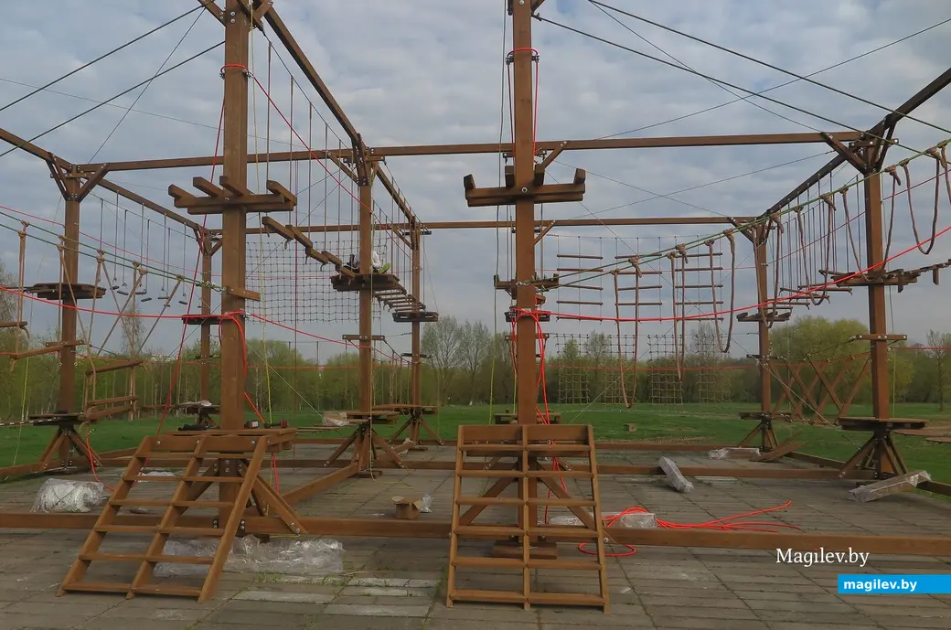 22.04.2025 г. Могилев, Пушкинский проспект. В Парке аттракционов вскоре появится «Веревочный городок».