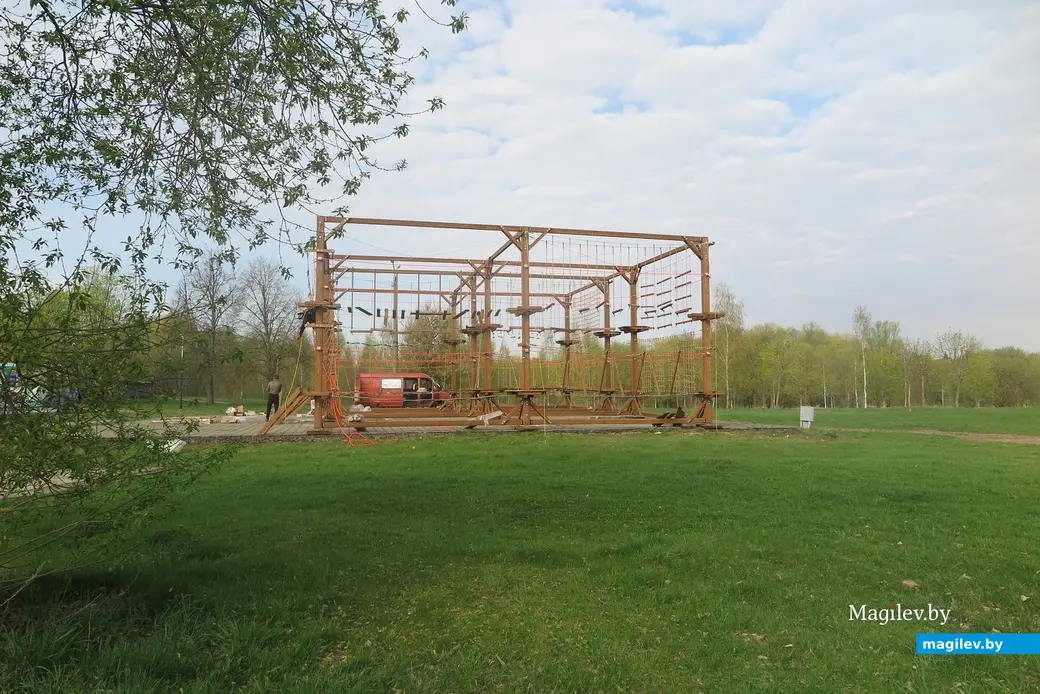 22.04.2025 г. Могилев, Пушкинский проспект. В Парке аттракционов вскоре появится «Веревочный городок».