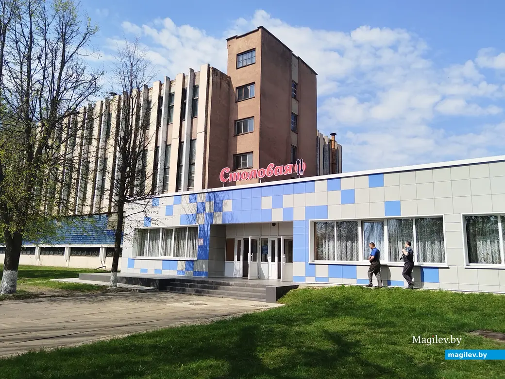23.04.2025 г., Могилев. Столовая ЧУП «Метиз». Обновленный фасад, двери и крыльцо.