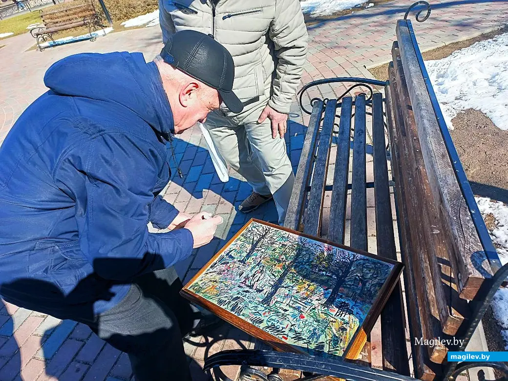 Март 2025, Могилев, Театральный сквер. Сергей за работой над картиной.