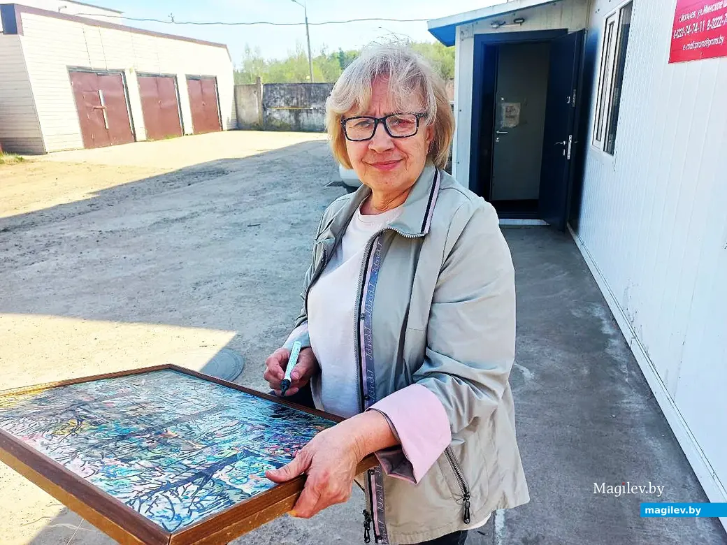 21.04.2025, Могилев. Евгения Савицкая с нашей картиной «Не забывайте своих старых друзей!».