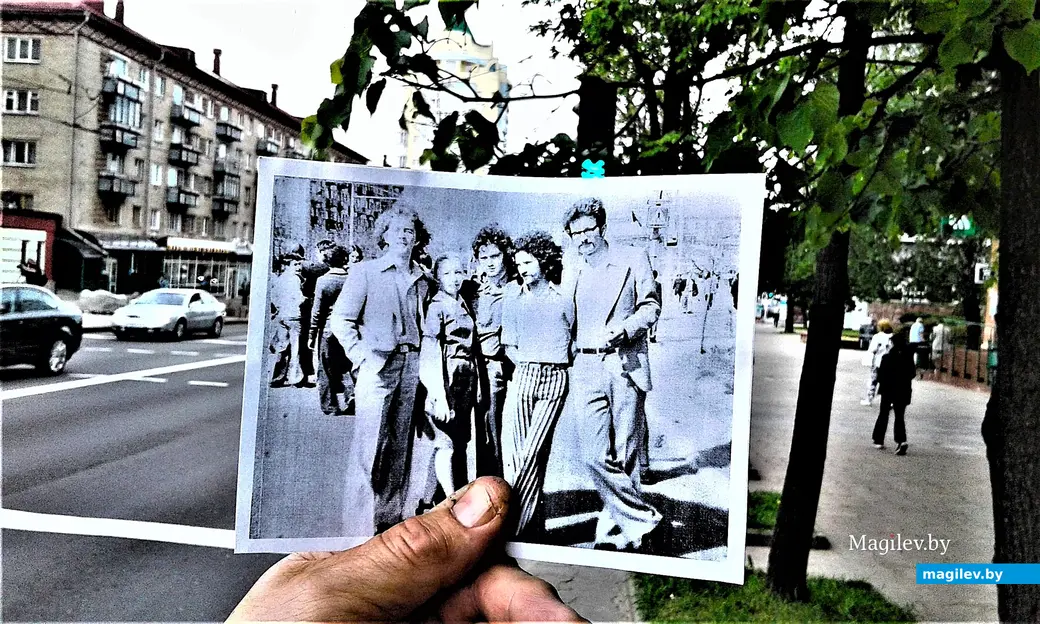 Если ветер перемен/ Изменил свое направление,/ Не надо бросаться в крайности,/ Меняя одежду и мнения.