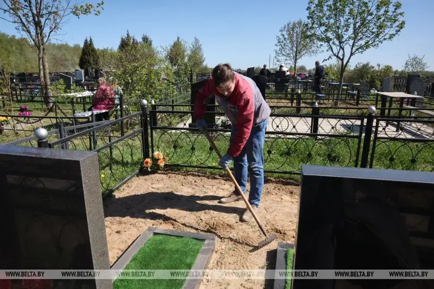 28.04.2025г. Могилевчане накануне Радуницы благоустраивают места захоронений.. Фото БЕЛТА