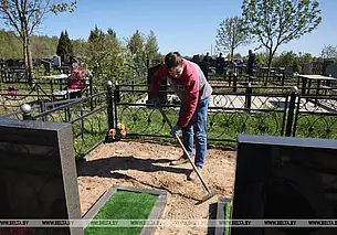 Могилевчане накануне Радуницы благоустраивают места захоронений. Фотофакт