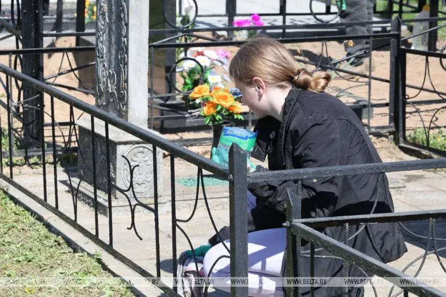 28.04.2025г. Могилевчане накануне Радуницы благоустраивают места захоронений.. Фото БЕЛТА