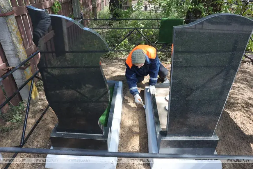 28.04.2025г. Могилевчане накануне Радуницы благоустраивают места захоронений.. Фото БЕЛТА