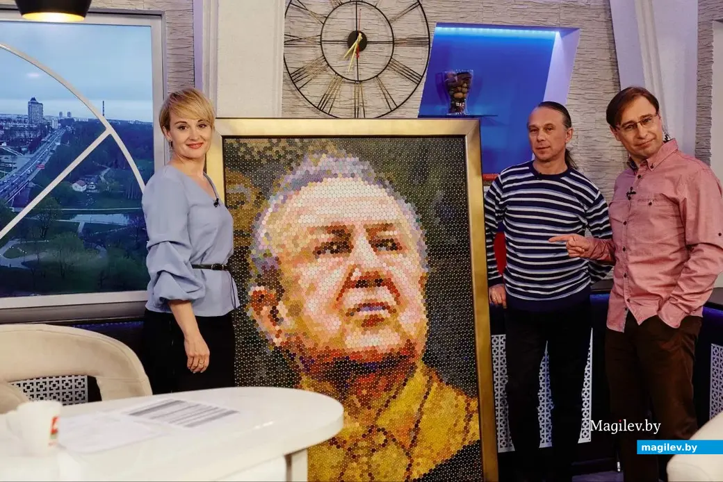 2018 год. Могилев. Вадим Красовский (в центре) с портретом Зураба Церетели в студии телепередачи "Ранехонько".