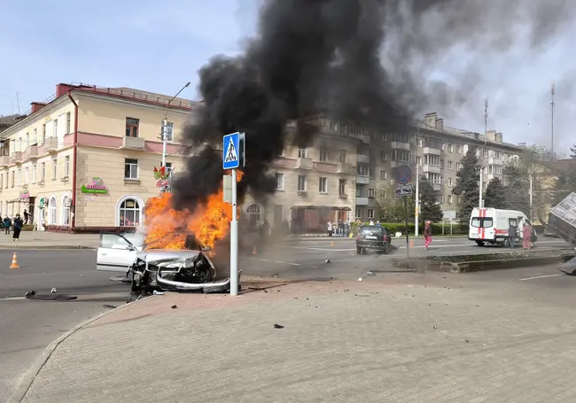 Серьезная авария в Бобруйске: на скорости столкнулись Audi и VW. Одна из машин сгорела дотла (видео момента возгорания)