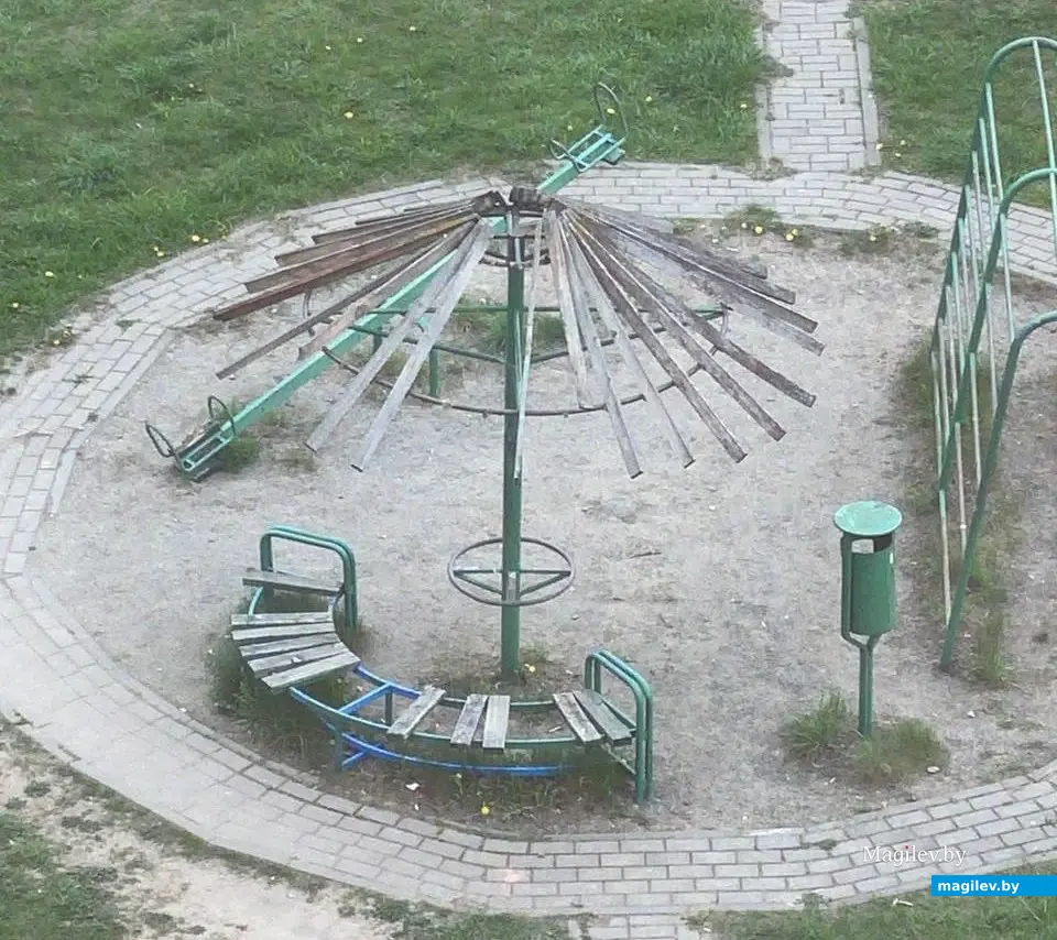 Апрель 2025 г. Могилев, детплощадка по улице Габровской. Фото читательницы.