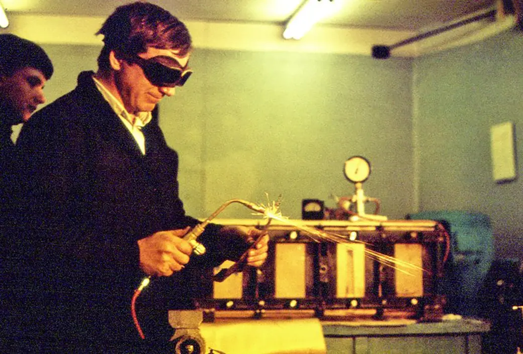 1980-е годы. Михаил Шеремет испытывает газосварочный аппарат, изготовленный в кружке. Фото Игоря Кирина.