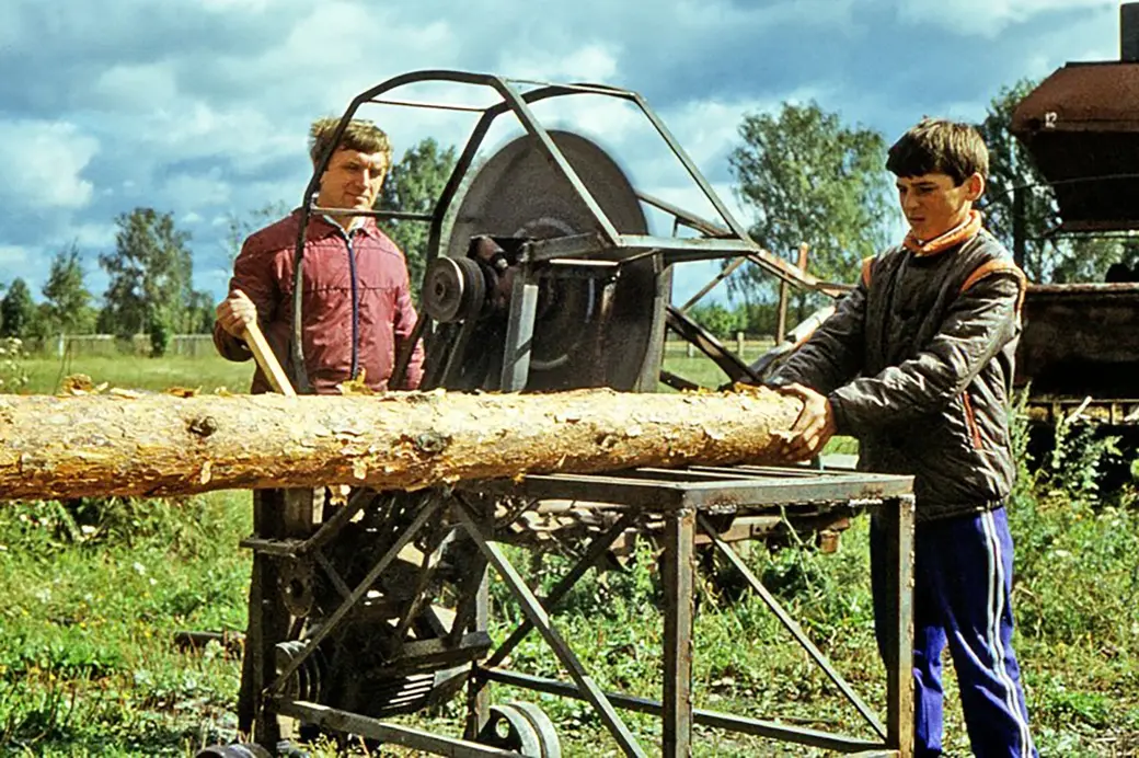 1980-е годы. Испытания электропилы, сделанной в кружке. Слева - Михаил Шеремет. Фото Игоря Кирина.