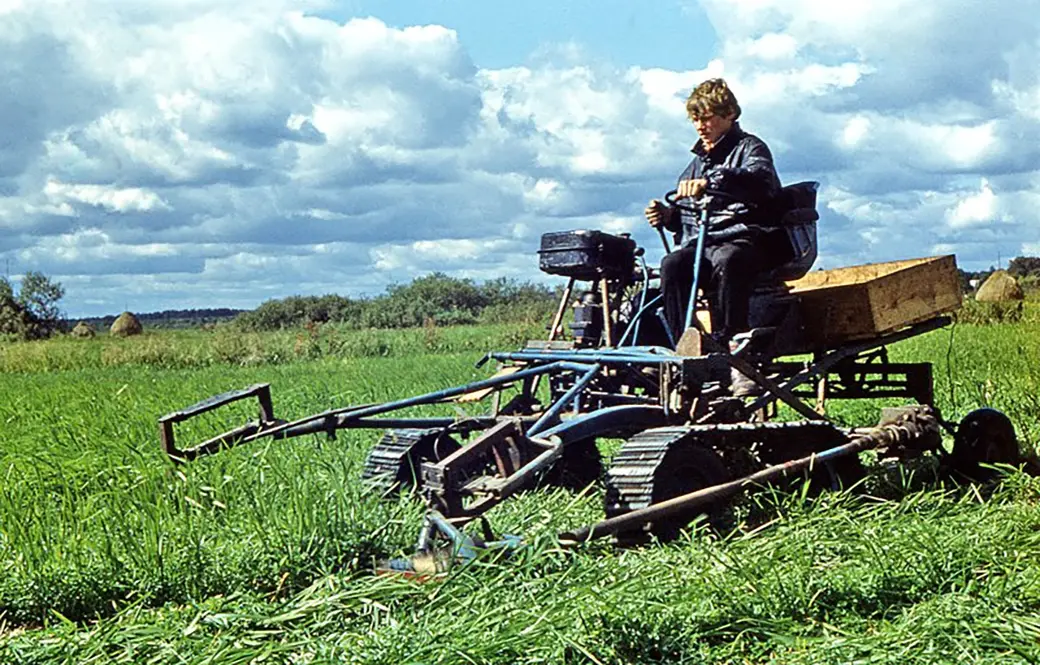 1980-е годы. Испытание самоходной косилки, сделанной в школьном кружке под руководством Михаила Шеремета. Фото Игоря Кирина.