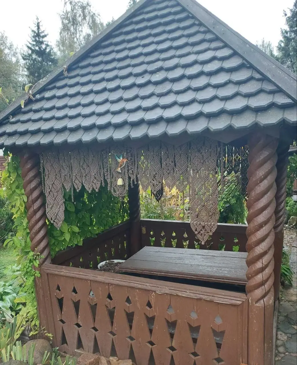 Беседка. Октябрь 2024 года. Станция Понизов. Могилевская область.