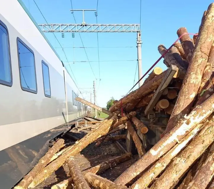 30.04.2025. Перегон «Телуша – Красный Берег». Последствия столкновения поезда и лесовоза.