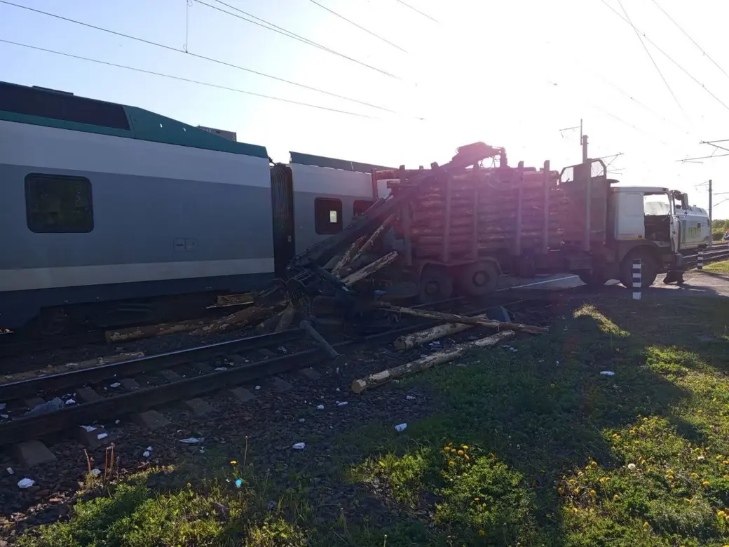 30.04.2025. Перегон «Телуша – Красный Берег». Последствия столкновения поезда и лесовоза.