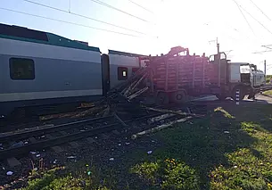 Недалеко от Бобруйска пассажирский поезд столкнулся с автомобилем-лесовозом