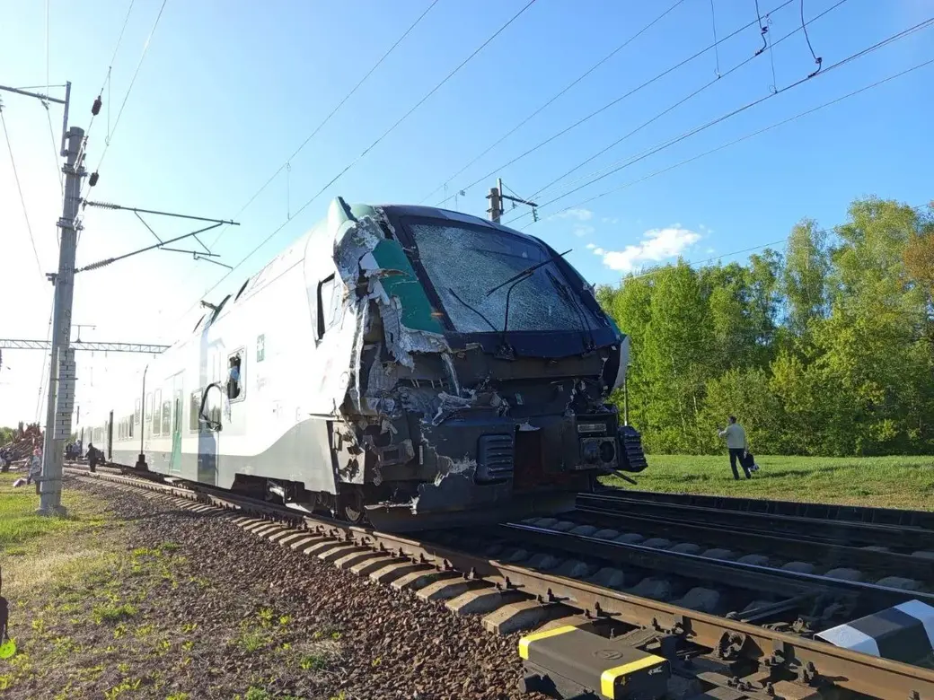 30.04.2025. Перегон «Телуша – Красный Берег». Последствия столкновения поезда и лесовоза.