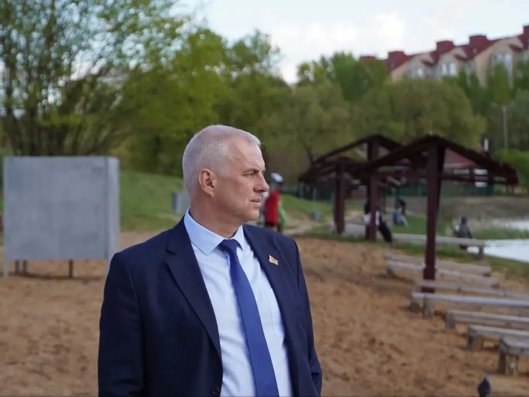 Апрель 2025 г. Могилев, городской пляж. Мэр Сергей Чертков. Фото: телеграм-канал «Могилев – мой город»..