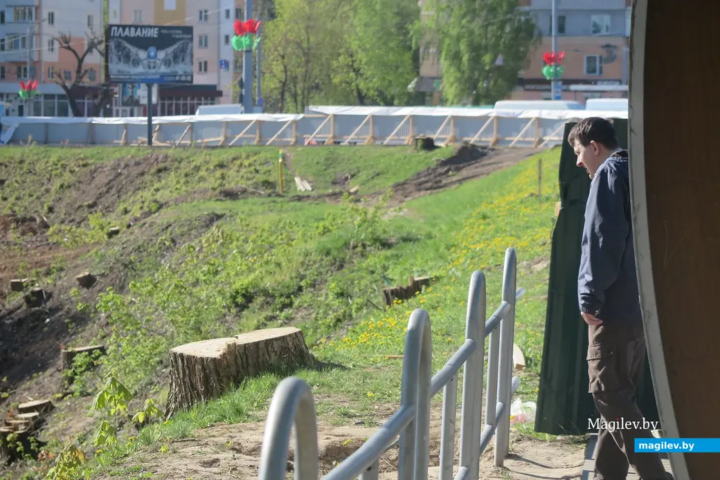 2.05.2025 г. Могилев, пр.Мира. Могилевчанам любопытно, что же здесь происходит.