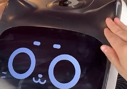 Робот-официант появился в Бресте: чаевых не берет, просит просто погладить