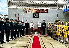 У входа в могилевскую среднюю школу №19 появилась мемориальная доска: в память славного воина