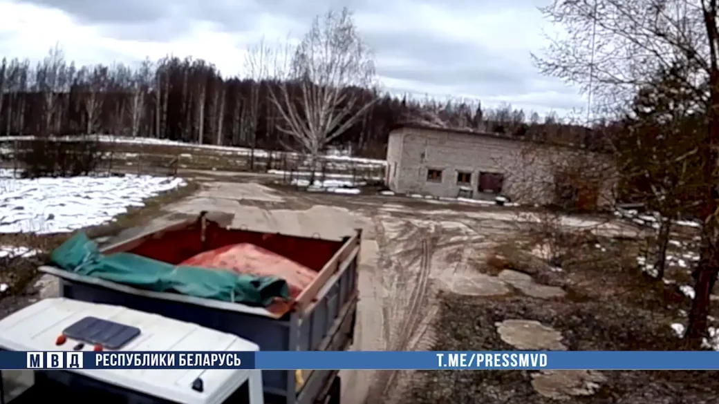 В Костюковичах завскладом и руководитель фермерского хозяйства похитили 36 тонн удобрений.