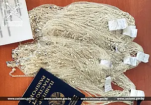 Белорусы пытались ввезти из Польши более 600 серебряных цепочек. Ювелирку спрятали в обуви