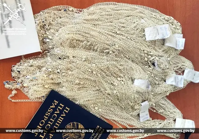 Белорусы пытались ввезти из Польши более 600 серебряных цепочек. Ювелирку спрятали в обуви
