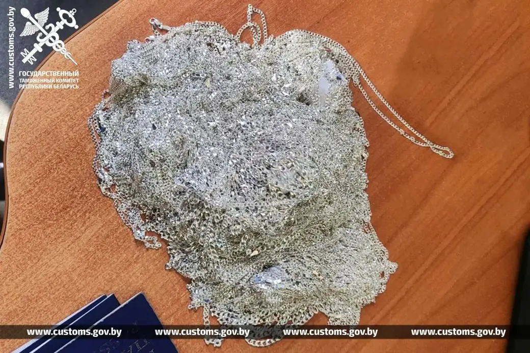 Белорусы пытались ввезти из Польши более 600 серебряных цепочек