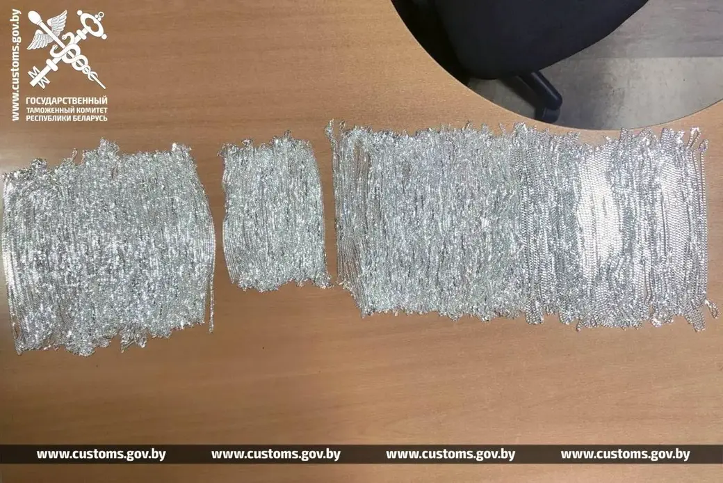 Белорусы пытались ввезти из Польши более 600 серебряных цепоче