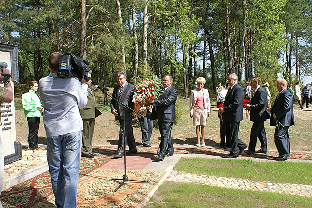 7 мая 2010 года. Глусский район, Мыслочанская гора. Открытие памятника евреям, зверски