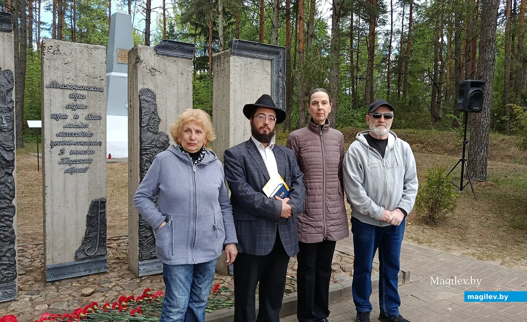7 мая 2025 года. Глусский район, Мыслочанская гора. У памятника (справа налево): писатель Наум