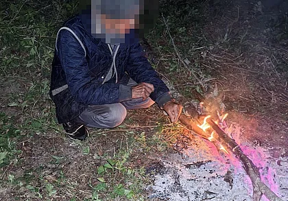 В Чаусском районе в лесу заблудился пенсионер. Его нашли по отсвету от костра