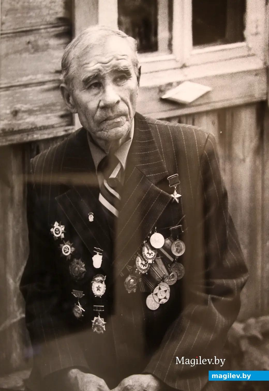 7 мая 2025 года. Могилев. Выставочный зал. Открытие проекта «Не гаснет памяти свеча»..Герой Советского Союза Николай Трофимович Китаев. Конец 1990-х. Фото Ирины