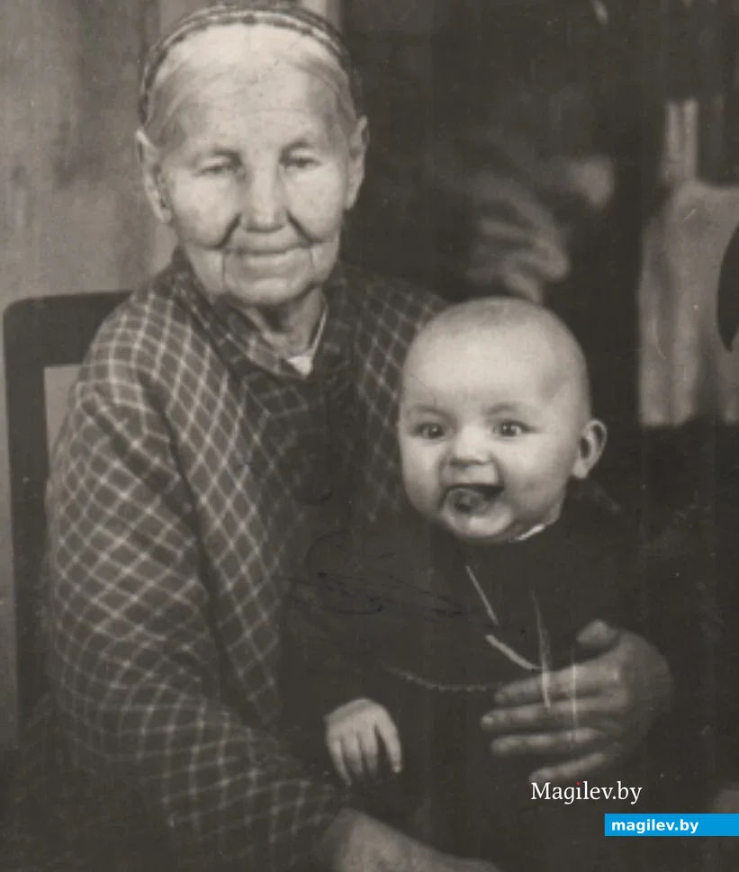  Бобруйск, 1954 год. Танечка со своей прабабушкой Клавдией Пташинской.