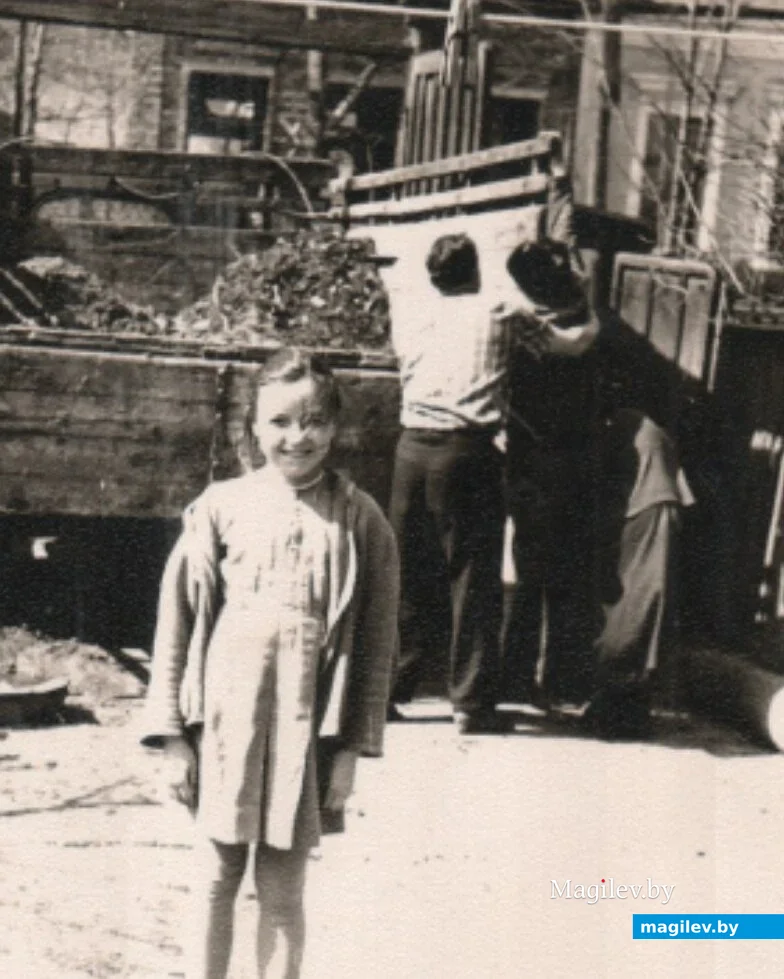  Таня Подружая во дворе своего дома по ул. Урицкого. Здесь ей 11 лет. 