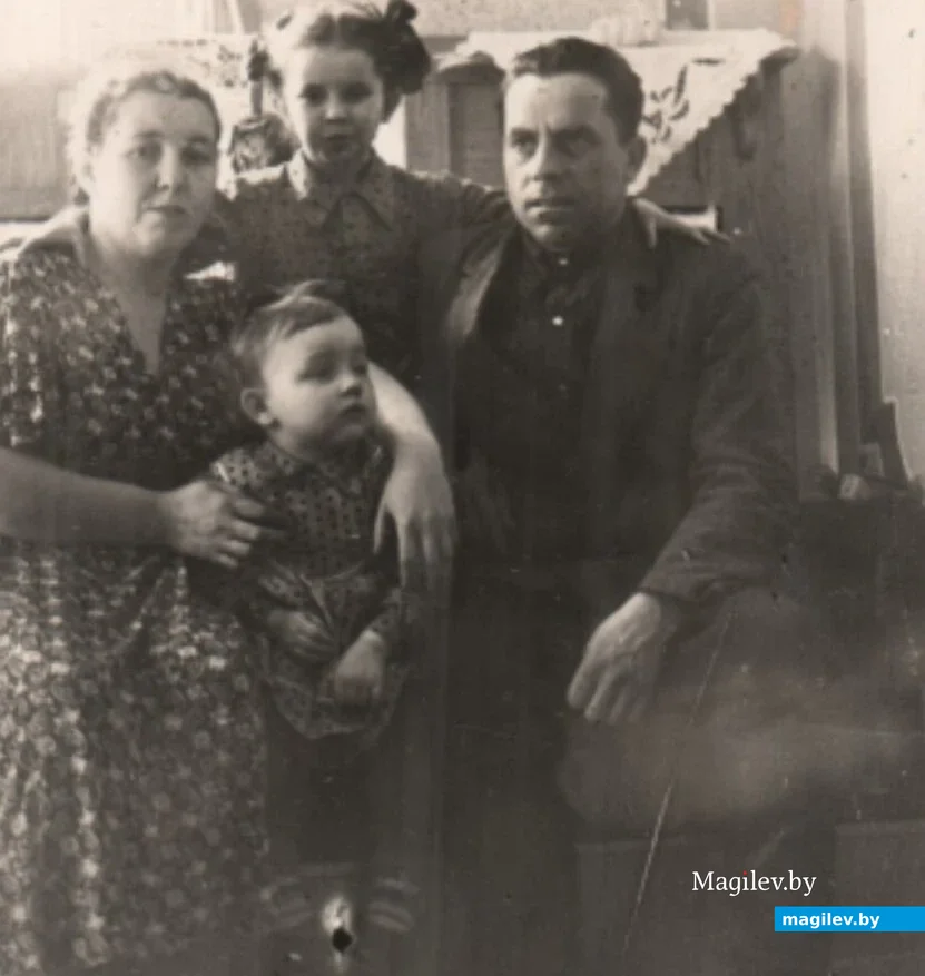  Бобруйск, 1955 год. Маленькая Таня с родителями и сестрой дома.